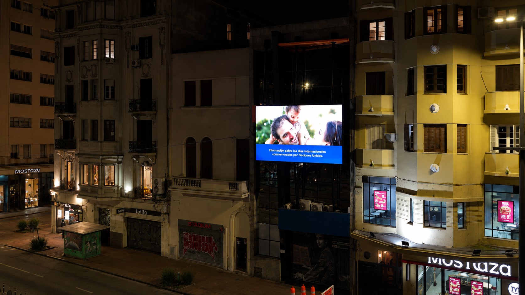 Pantalla LED exterior del IMPO de noche mostrando una pieza del Día del Padre