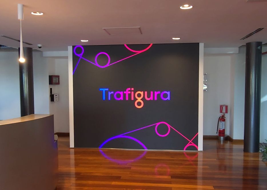 Pantalla LED indoor instalada en las oficinas de Trafigura, Zonamerica